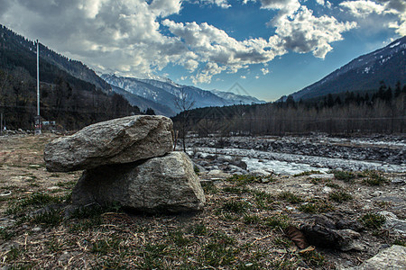 在山顶形成一栋建筑 夏季马那利山脉的景象被雪覆盖在马纳利 (Manali)图片