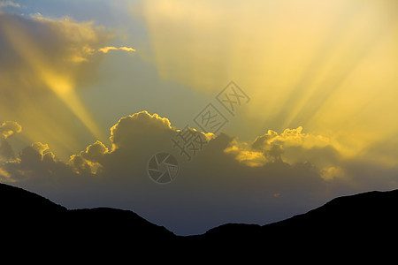 太阳光束闪耀在阴云的天空中风暴天气场景自由阳光气氛力量空气蓝色天堂图片
