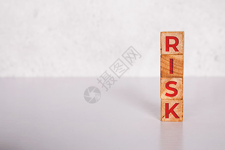 规划财务和投资业务战略 经济的不确定性和风险 保险和评估与经济 立方体木块与 word 风险 业务概念图片