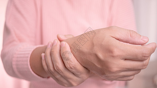 在计算机或家庭主妇 卡帕尔隧道综合症 关节炎 神经病概念上长时间工作 导致女性紧紧握着痛苦的手腕电脑肌肉商业家庭姿势办公室关节炎图片
