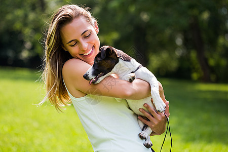 女人和她的狗杰克罗素泰瑞 在大自然中度过时间乐趣友谊女性纯种狗休闲女士活动阳光主人忠诚图片
