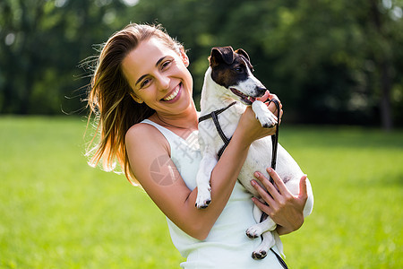 女人和她的狗杰克罗素泰瑞 在大自然中度过时间喜悦主人犬类女士女性幸福小狗宠物休闲活动图片