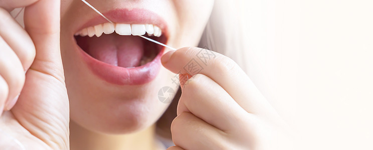 女孩早上会用牙咬牙牙医卫生护理牙线微笑女性女士喜悦矫正搪瓷图片