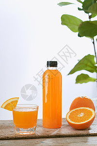 新鲜的天然橙汁放在桌上 健康饮品排毒营养饮食果汁红色瓶子哑铃食物磁带测量图片