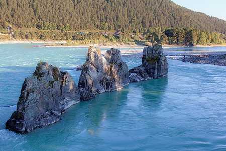 一条迅速流淌的广阔而通畅的山河风景流动天气森林海浪石头假期运动蓝色冒险图片