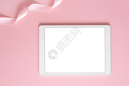 iPad pro 平板电脑与粉红色背景上的白色屏幕 平躺 办公室背景图片