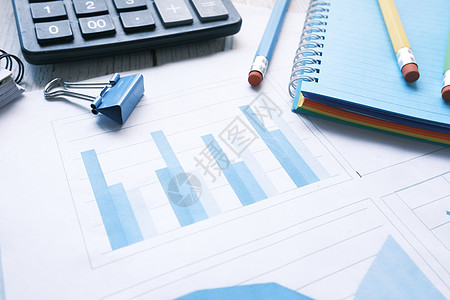 表格上的财务图表 计算器和注纸报告文档工作文书数据金融桌子商业背景图片