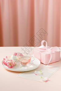 礼物与鲜花和一杯茶     周年纪念日问候语女性生日盒子蛋糕卡片展示桌子花朵母亲图片