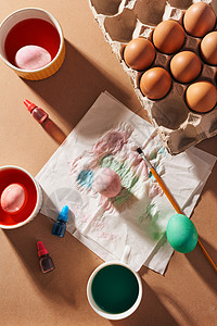 鸡蛋包装开口包装鸡蛋 新的水彩油漆 包装纸上的刷子 设置东边惩罚 注绿色季节篮子庆典假期食物黄色边界白色季节性背景