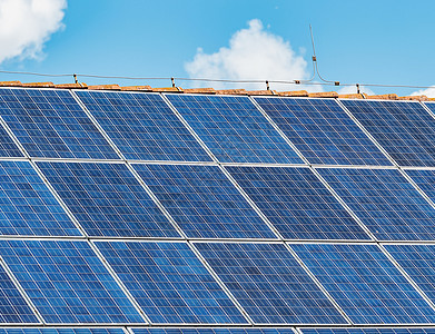在完美的天空中 用太阳能板的屋顶反射太阳光创新集电极电气阳光植物控制板安装光伏太阳生态图片