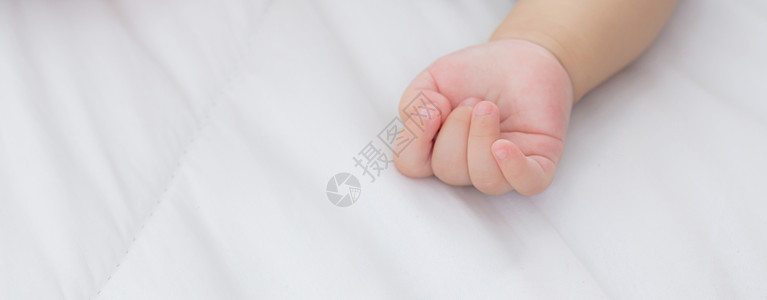 睡在家里卧室床上的亚洲小女婴的肖像 新生儿在舒适和放松的情况下打盹 睡前的婴儿纯真 快乐的幼儿可爱 孩子的成长和情感 在室内生长图片