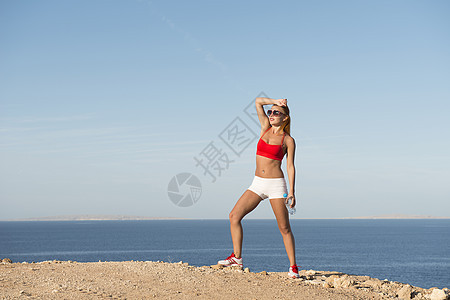 瓶装饮用水运动装海洋海滩训练微笑假期女孩女士运动运动员图片