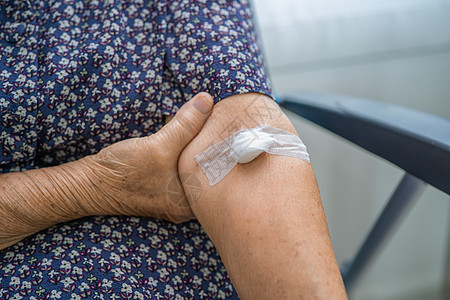 亚洲年长或年长的老妇人妇女患者在每年进行身体健康检查的抽血测试后显示棉绒止血 以检查胆固醇 血压和血糖水平女性护士持有者保健病人图片