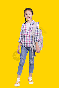 一个带着包的快乐女学生的完整肖像 孤立于黄色背景中微笑享受学生学校女孩孩子学习教育书包图片