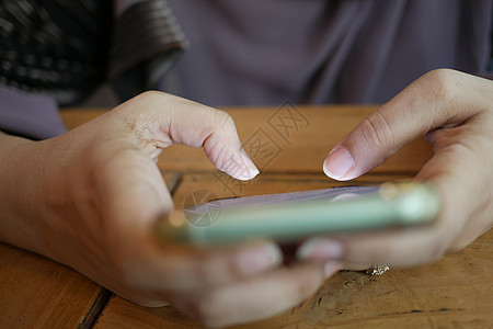 手握智能电话的近身女性屏幕互联网手机技术商业图片