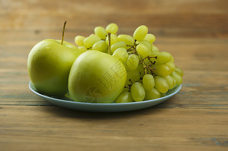 桌上有苹果的葡萄桌子水果木头饮食早餐食物甜点沙拉季节营养图片