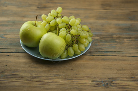 桌上有苹果的葡萄午餐早餐饮食营养木头沙拉甜点水果桌子季节图片