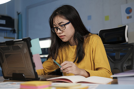 在办公室用笔记本电脑工作的年轻妇女女性焦虑互联网过夜职场商业工人学生自由职业者商务图片