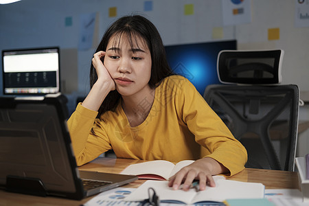 在办公室用笔记本电脑工作的年轻妇女风镜工人企业家女性焦虑员工专注互联网自由职业者学习图片