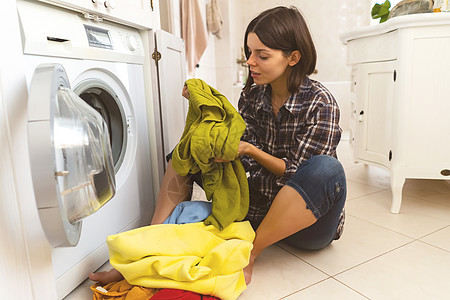 年轻女孩把衣服放在洗衣机里织物洗涤剂旋转浴室女性垫圈女士亚麻容量卫生图片
