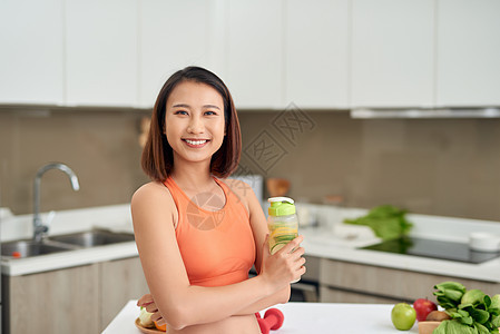 健康食用妇女饮用新鲜生菜绿色脱毒蔬菜果汁营养奶昔排毒厨房饮食水果女性图片