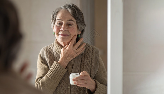 老年妇女施用抗老年润湿剂维生素眼睛黏土紧缩摔角退休福利化妆品微笑胶原图片