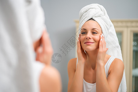 美丽卫生间镜子皱纹成人微笑浴室享受治疗护理女性图片