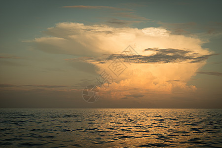 太阳升起的太平洋支撑天空橙子反射季节场景日落海洋天气地平线图片