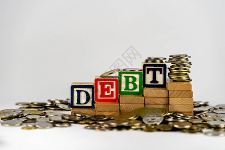 与木块和硬币的债务概念 木块上的债信被钱包围预算现金生长养老金投资字母商业贷款键盘积木图片