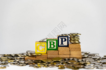 外汇 GBP 概念与木块和硬币 木块上的 Forx GBP 字母被货币包围投资交易生长监视器图表速度经济现金业务展示图片