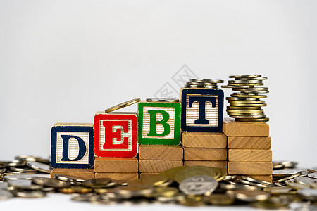 与木块和硬币的债务概念 木块上的债信被钱包围银行业贷款信用投资生长字母预算平衡养老金现金图片