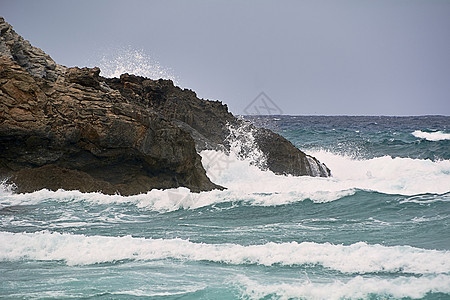 被海浪撞击的海岸岩石图片