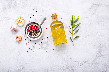 在白混凝土背景上架起的橄榄油和橄榄枝玻璃瓶沙拉叶子营养玻璃杂货店树叶产品美食瓶子敷料图片