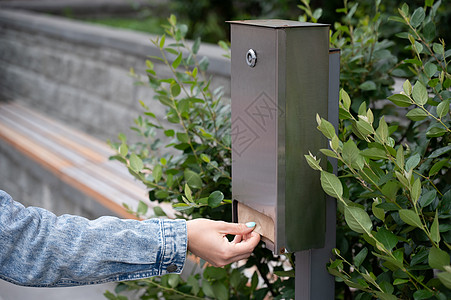 近身发现一个女人 从狗垃圾站拿出纸袋来安全垃圾桶城市动物粪便疾病篮子卫生基础设施宠物图片