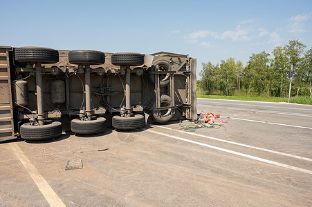 卡车在高速公路上发生车祸时 躺在车身旁安全街道车辆碰撞保险速度谎言危险运输灾难图片