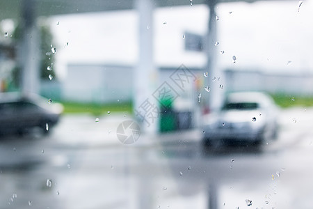 玻璃上的雨滴 在停车场和汽车的背面图片