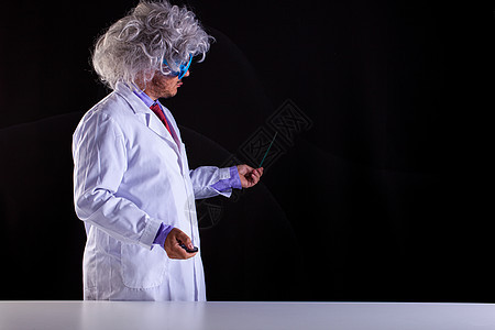 穿着白大衣的疯狂科学老师 戴着滑稽眼眼镜的毛发绘画学校学生成人男性学习乐趣沉思男人演讲图片