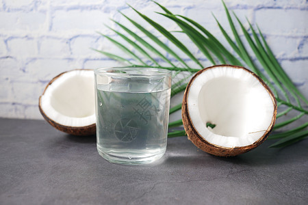 盘子上椰子和椰子水的一小片新鲜椰子和玻璃水果食物黑色纤维食品热带减肥图片