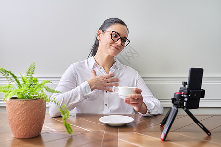 年轻女性博客Vlogger在家中录制广播网络视频互联网友谊技术自由职业者凸轮教程心理学日志图片