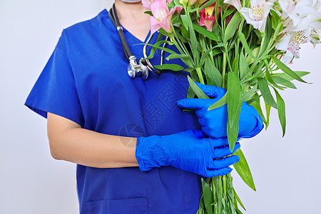健康日 医生护士手中的紧闭花束鲜花假期手套世界蓝色治疗国家庆典礼物药品植物图片