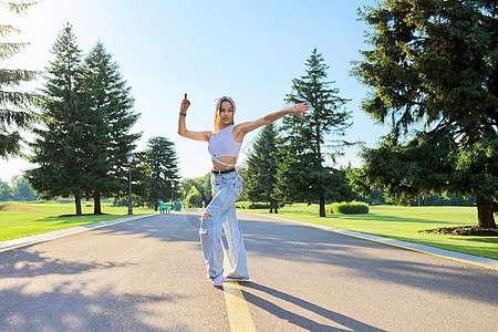 在阳光明媚的夏日在公园路上跳舞的年轻少女灵活性街舞体育行动女性女孩青少年身体假期运动图片