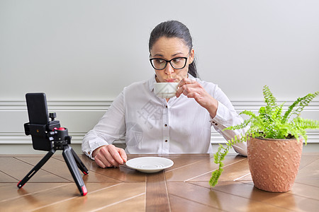 年轻女性博客Vlogger在家中录制广播竹节帮助博主教学营销俱乐部友谊互联网女子微笑图片