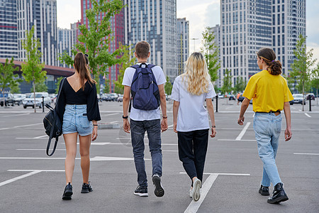 一起走的青少年群体 背面观 城市风格 现代城市背景团体快乐学生假期青春期女孩们伙计们大学男朋友街道图片