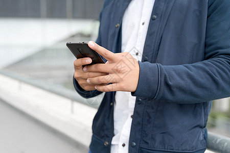 关上男人的手机短信触摸屏男性电话商业网络白色细胞消息手指衬衫图片