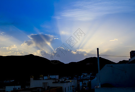 太阳光束闪耀在阴云的天空中晴天蓝色天气力量天堂气氛环境场景阳光射线图片