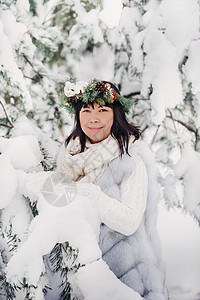 一个穿着白色衣服的女人在寒冷的冬天森林里的画像 在白雪覆盖的冬季森林里 头戴花环的女孩木头新品艺术帽子季节新年假期镜头花园女士图片