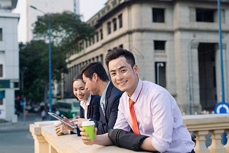 在大楼前喝咖啡的亚洲女性和男性商务人士在楼前外休息商业伙伴团队企业家工作男人团体同事会议女士图片
