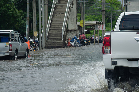 塔伊兰洪涝公路控制天气碰撞危险速度下雨运输汽车警告车轮图片