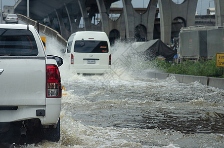 塔伊兰洪涝公路出租车司机碰撞情况水坑车轮运输车辆损害驾驶图片