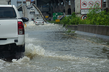 塔伊兰洪涝公路天气气泡车辆下雨出租车保险风暴速度碰撞汽车图片